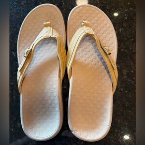Vionic Patty Women’s Light Yellow Size 8 Flip Flop Sandals